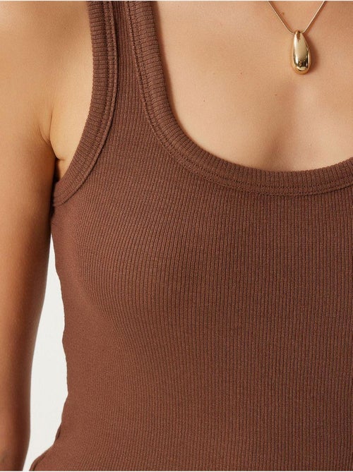 Getailleerde katoenen tanktop met u-hals istanbul - Kiabi Getailleerde katoenen tanktop met u-hals istanbul - Kiabi