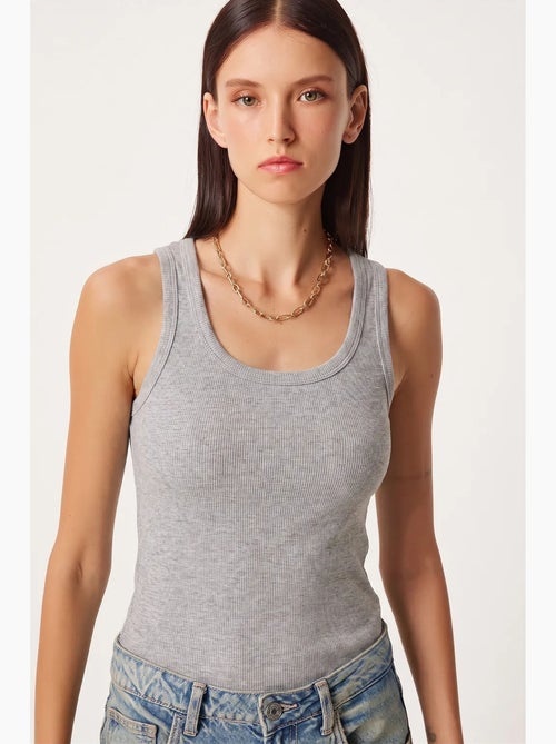 Getailleerde katoenen tanktop met u-hals istanbul - Kiabi Getailleerde katoenen tanktop met u-hals istanbul - Kiabi