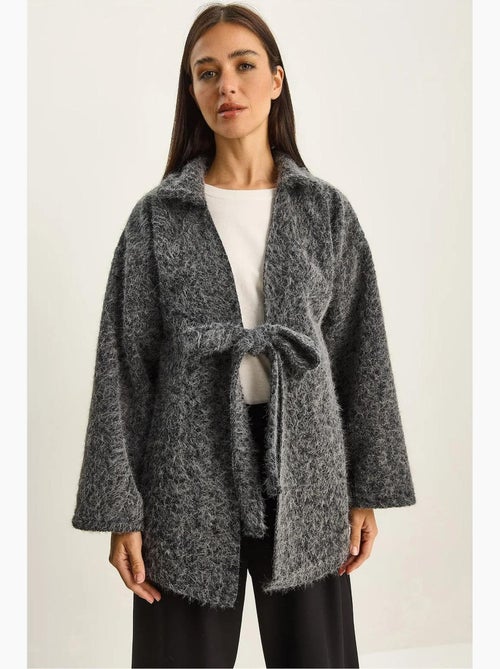 Getextureerd oversized vest met v-hals en striksluiting lucci - Kiabi Getextureerd oversized vest met v-hals en striksluiting lucci - Kiabi