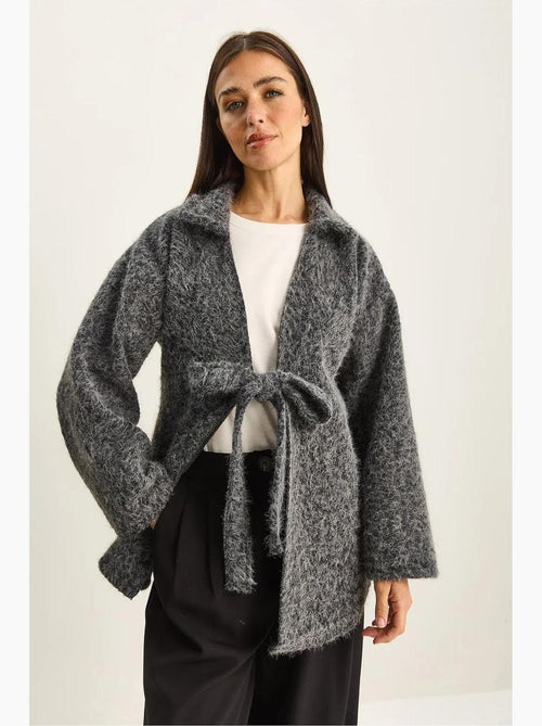 Getextureerd oversized vest met v-hals en striksluiting lucci - Kiabi Getextureerd oversized vest met v-hals en striksluiting lucci - Kiabi