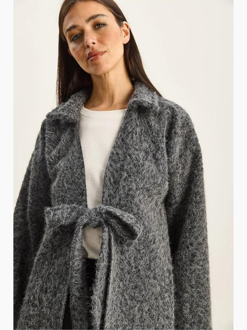 Getextureerd oversized vest met v-hals en striksluiting lucci - Kiabi Getextureerd oversized vest met v-hals en striksluiting lucci - Kiabi