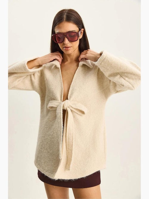 Getextureerd oversized vest met v-hals en striksluiting lucci - Kiabi Getextureerd oversized vest met v-hals en striksluiting lucci - Kiabi