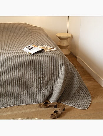 Gewatteerd bedsprei van ribfluweel