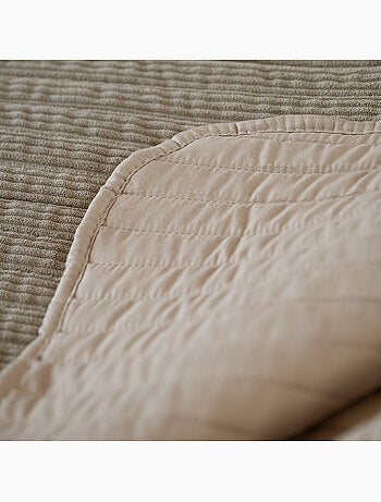 Gewatteerd bedsprei van ribfluweel