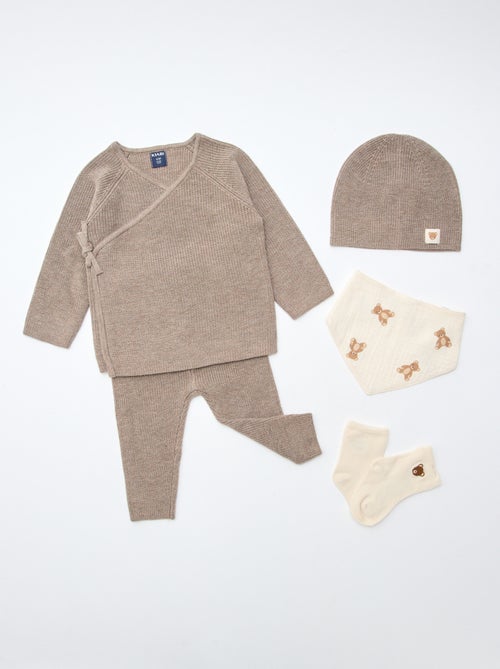 GIFTBOX - Babytruitje + broek + sokken + muts + slabbetje - Kiabi