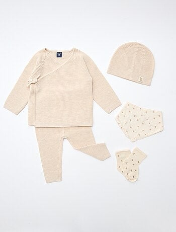 GIFTBOX - Babytruitje + broek + sokken + muts + slabbetje