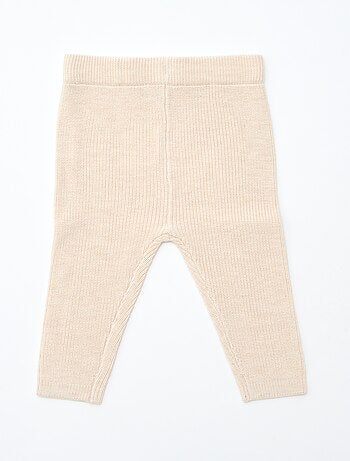 GIFTBOX - Babytruitje + broek + sokken + muts + slabbetje