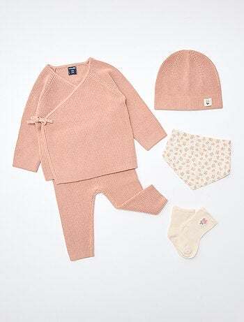 GIFTBOX - Babytruitje + broek + sokken + muts + slabbetje