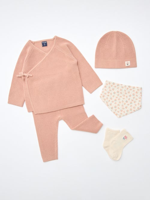 GIFTBOX - Babytruitje + broek + sokken + muts + slabbetje - Kiabi