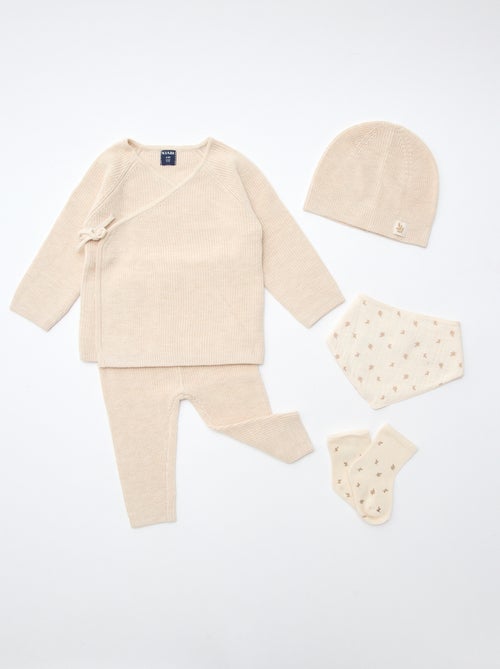 GIFTBOX brassière + pantalon + chaussettes + bonnet + bavoir - Kiabi