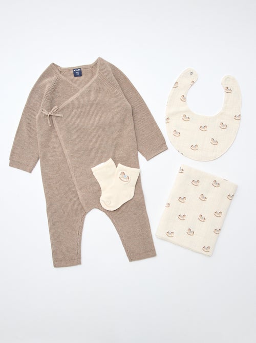 GIFTBOX Combinaison + chaussette + lange + bavoir - Kiabi