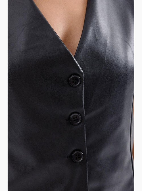 Gilet court boutonné à col en v en similicuir bdart - Kiabi Gilet court boutonné à col en v en similicuir bdart - Kiabi