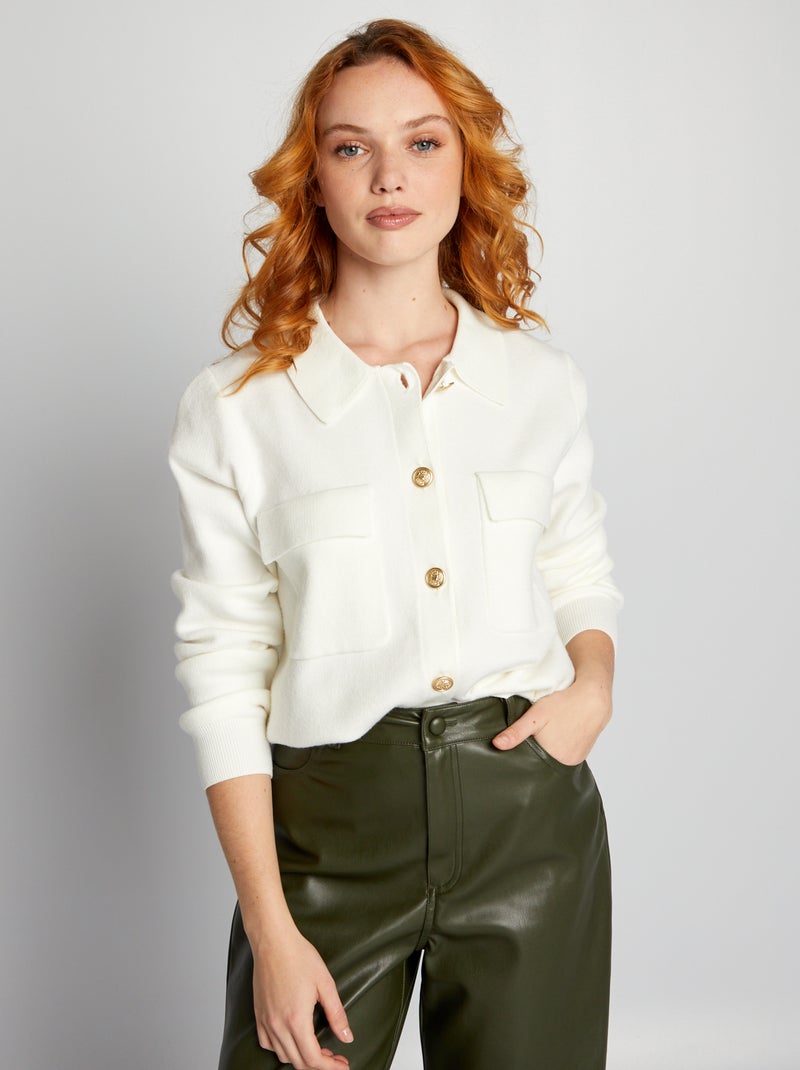 Gilet court en maille avec col blanc - Kiabi