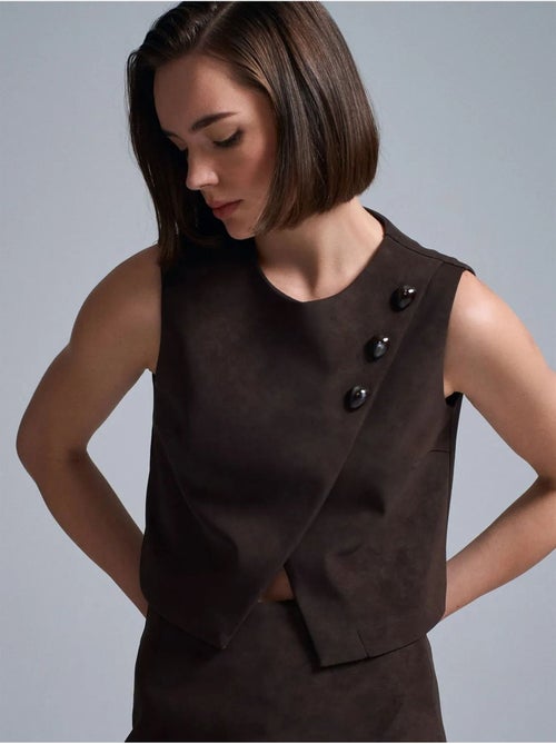 Gilet court en simili cuir à boutons dilvin - Kiabi Gilet court en simili cuir à boutons dilvin - Kiabi