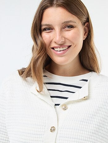 Gilet en maille gaufrée avec boutons dorés