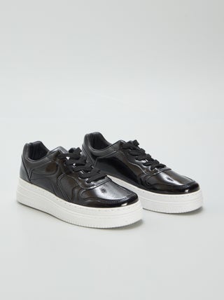 Glanzende sneakers met dikke zool