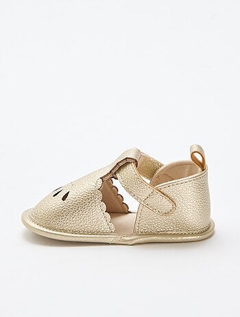 Goudkleurige ceremoniële sandalen