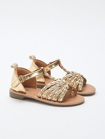Goudkleurige platte sandalen met bandje en gevlochten riempjes