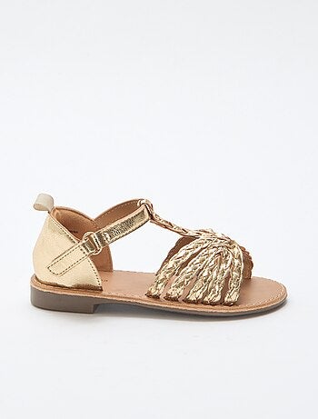Goudkleurige platte sandalen met bandje en gevlochten riempjes