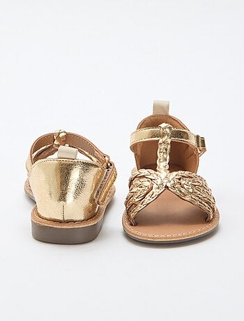 Goudkleurige platte sandalen met bandje en gevlochten riempjes
