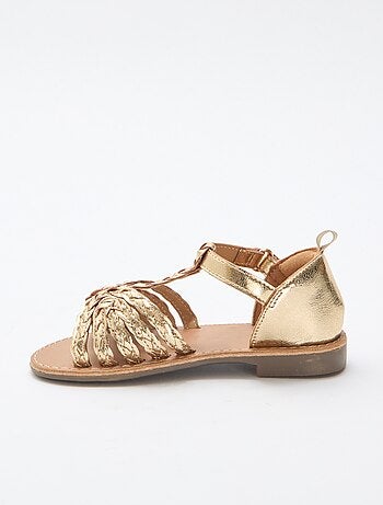 Goudkleurige platte sandalen met bandje en gevlochten riempjes
