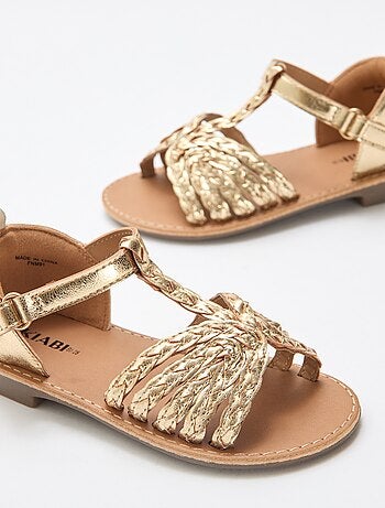 Goudkleurige platte sandalen met bandje en gevlochten riempjes
