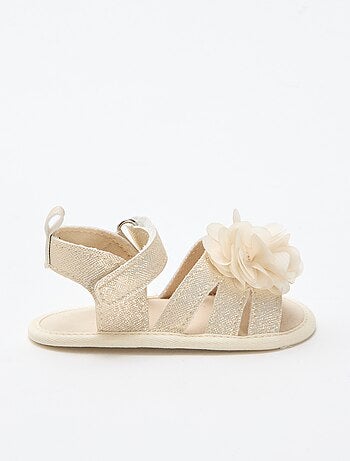 Goudkleurige sandalen met bloem