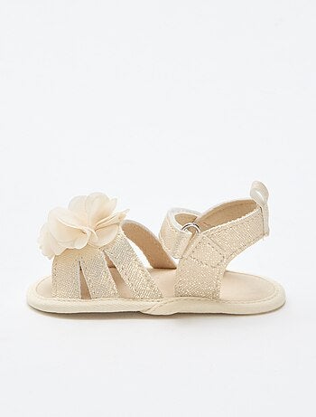 Goudkleurige sandalen met bloem