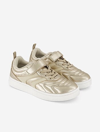 Goudkleurige sneakers met klittenbandsluiting