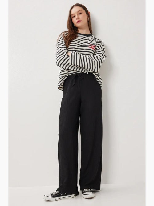 High-waist getextureerde broek met wijde pijpen istanbul - Kiabi High-waist getextureerde broek met wijde pijpen istanbul - Kiabi