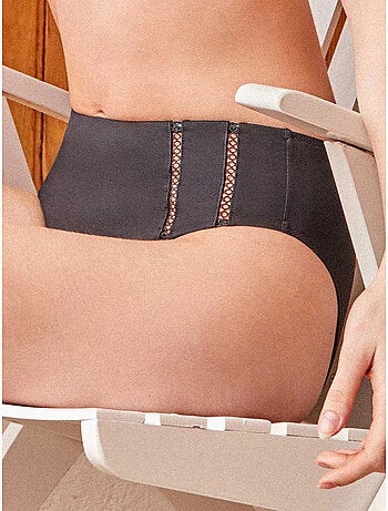 Hoge bikini broekje uitgesneden