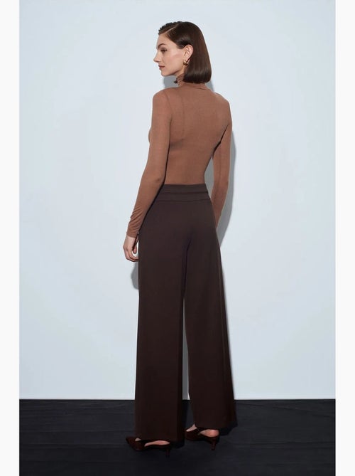 Hoge taille broek met wijde pijp in crêpe dilvin - Kiabi Hoge taille broek met wijde pijp in crêpe dilvin - Kiabi