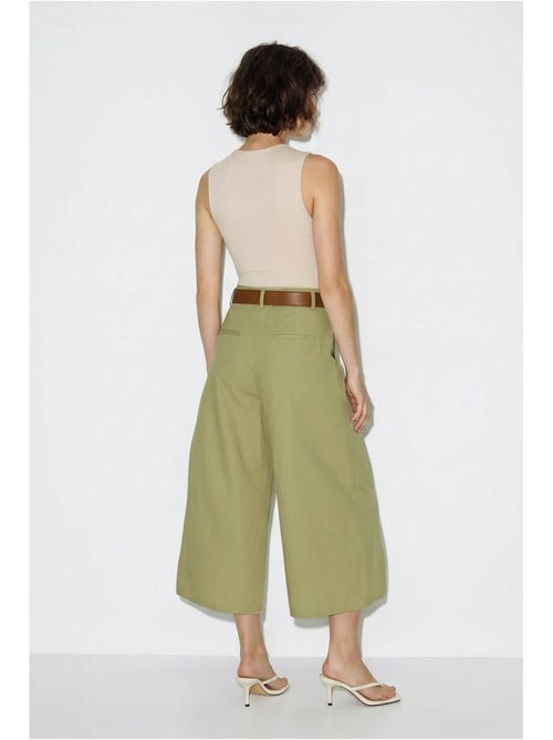 Hoge taille culotte met wijde pijp en plooien lucci - Kiabi Hoge taille culotte met wijde pijp en plooien lucci - Kiabi