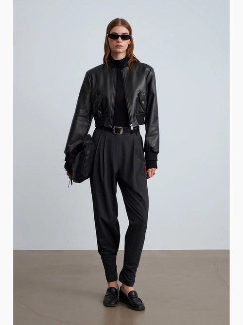 Hoge taille pantalon met plooien dilvin - Kiabi Hoge taille pantalon met plooien dilvin - Kiabi