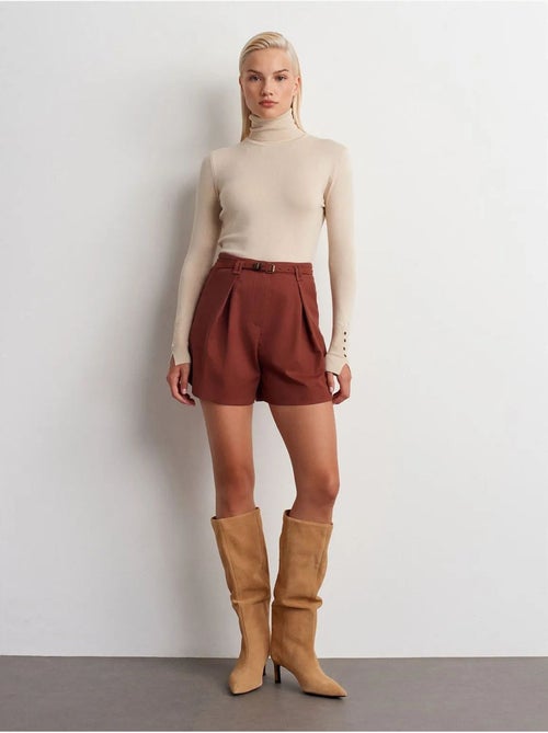 Hoge taille short met ceintuur en wijde pijp dilvin - Kiabi Hoge taille short met ceintuur en wijde pijp dilvin - Kiabi
