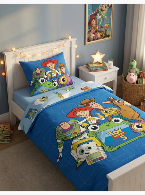 Housse Couette Toy Story Disney Pixar 140x200cm + Taie 65x65cm – Buzz Jessie – Polycoton – Licence O - Kiabi Housse Couette Toy Story Disney Pixar 140x200cm + Taie 65x65cm – Buzz Jessie – Polycoton – Licence O - Kiabi