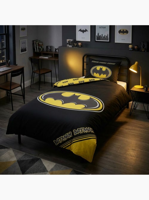 Housse de Couette Polycoton Batman Licence Officielle Warner Bros DC 140x200cm + Taie 65x65cm - Kiabi Housse de Couette Polycoton Batman Licence Officielle Warner Bros DC 140x200cm + Taie 65x65cm - Kiabi