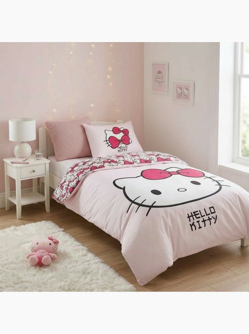 Housse de Couette Polycoton Hello Kitty Licence Officielle Sanrio 140x200cm + Taie 65x65cm - Kiabi Housse de Couette Polycoton Hello Kitty Licence Officielle Sanrio 140x200cm + Taie 65x65cm - Kiabi