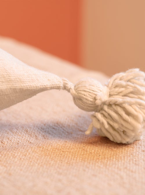 Housse de coussin en laine à pompons - Kiabi Housse de coussin en laine à pompons - Kiabi
