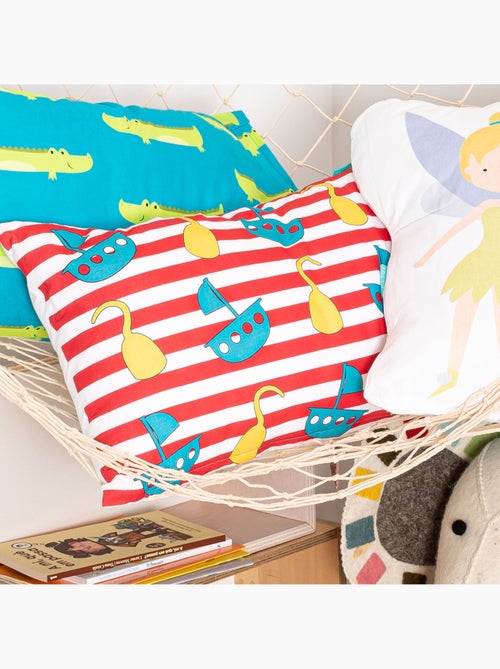 Housse de coussin Flying boy "Happyfriday" - Kiabi Housse de coussin Flying boy "Happyfriday" - Kiabi