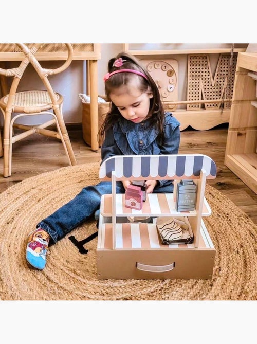 Houten speelgoed gebakswinkel opvouwbaar 30x22cm 24-delig ijsjes taart mamabrum - Kiabi Houten speelgoed gebakswinkel opvouwbaar 30x22cm 24-delig ijsjes taart mamabrum - Kiabi
