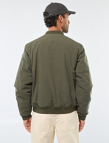 Jas in pilotenstijl met ritszakje op de mouw