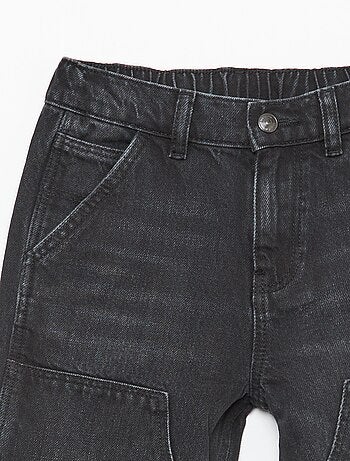 Jean avec découpes aux genoux