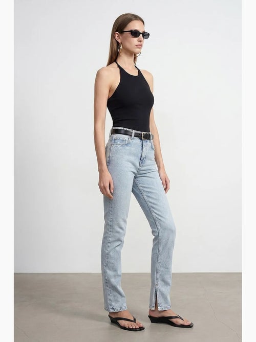 Jean femme taille haute à jambe droite dilvin - Kiabi Jean femme taille haute à jambe droite dilvin - Kiabi
