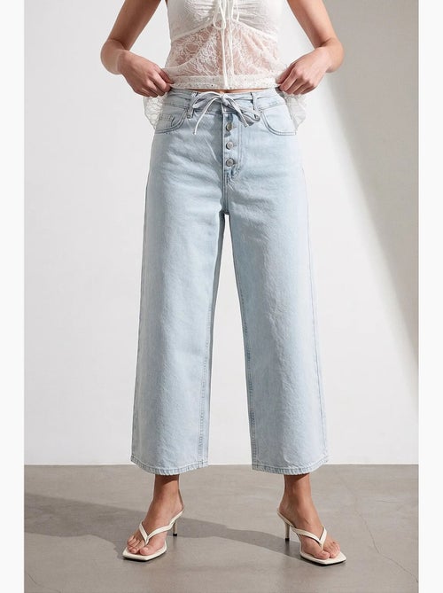 Jean femme taille haute, jambe large, longueur capri, dentelle dilvin - Kiabi Jean femme taille haute, jambe large, longueur capri, dentelle dilvin - Kiabi