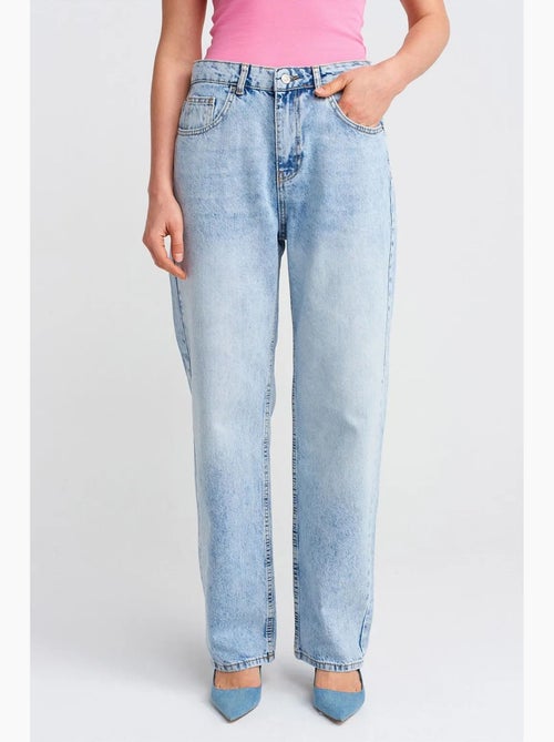 Jean mom taille haute à jambe droite dilvin - Kiabi Jean mom taille haute à jambe droite dilvin - Kiabi