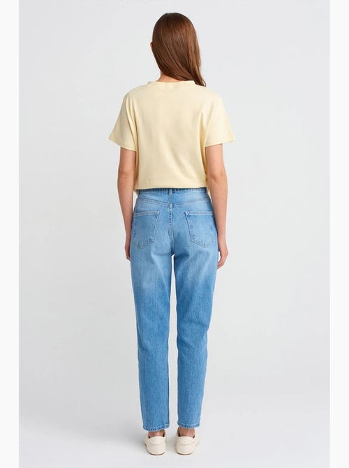 Jean mom taille haute à jambe droite dilvin - Kiabi Jean mom taille haute à jambe droite dilvin - Kiabi
