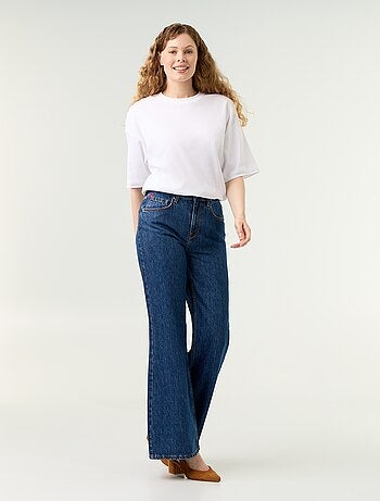 Jean taille haute coupe flare avec broderies 'cœurs'