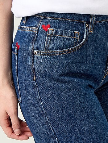 Jean taille haute coupe flare avec broderies 'cœurs'