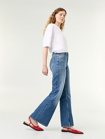 Jean taille haute coupe flare avec broderies 'cœurs'